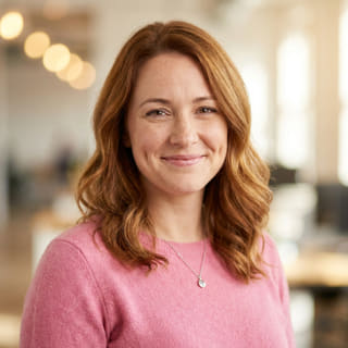 Emily Watson, identificada como Responsável pelo Apoio ao Cliente em Nobre Ganhório, aparece em imagem de perfil